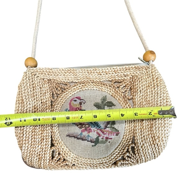 Vintage Woven Beige Handbag with Parrot needle point - Picture 9 of 9